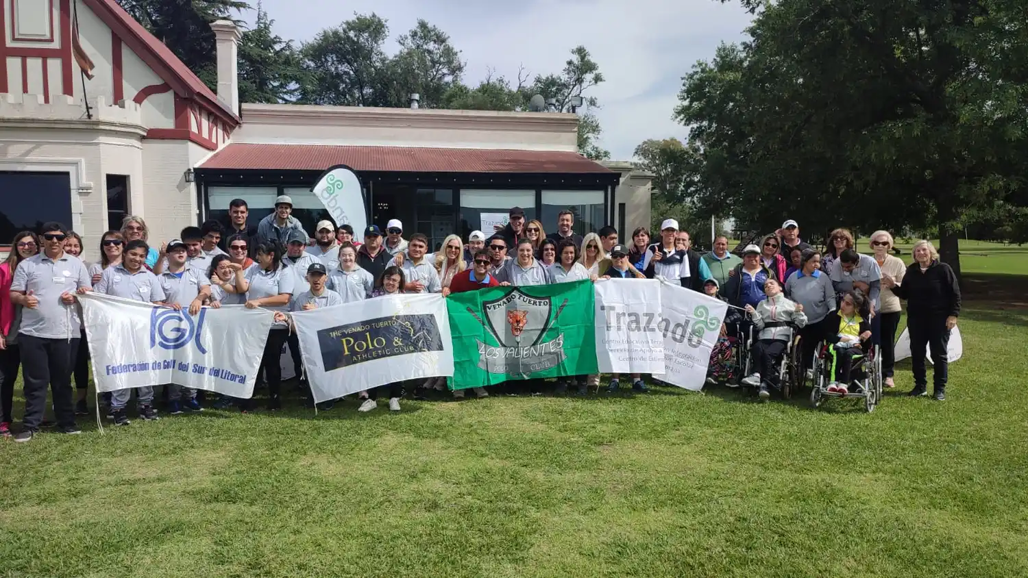 Los participantes reunidos en el Polo Club