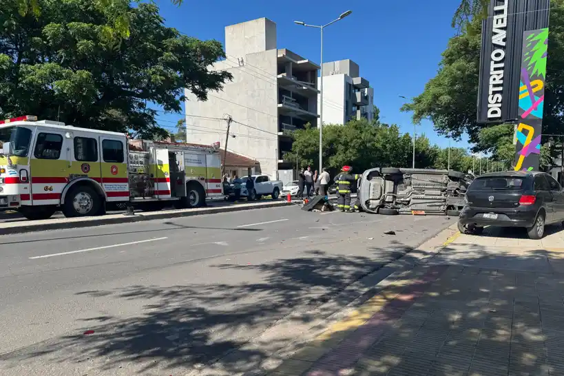 Un hombre se descompensó mientras manejaba, chocó varios autos y murió