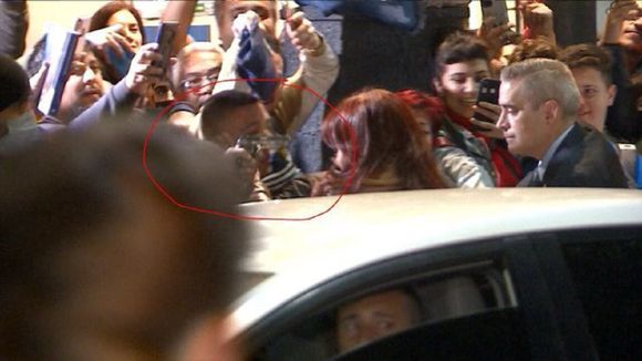 Hombre APUNTA CON UN ARMA A Cristina Fernández de Kirchner al llegar a su hogar