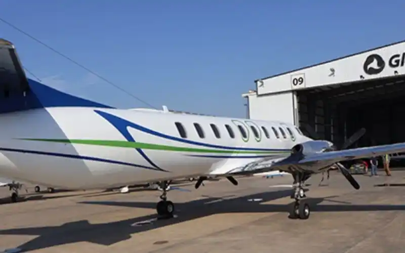 La línea aérea es la Humming Airways.