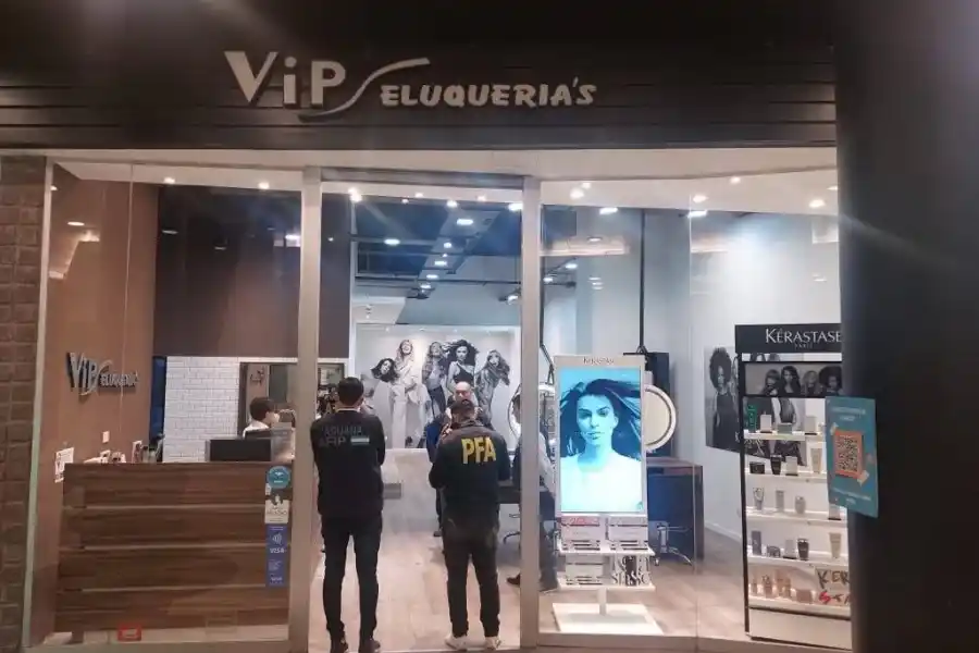 La Aduana allanó 18 bancos por fuga de dólares a través de SIMIs truchas