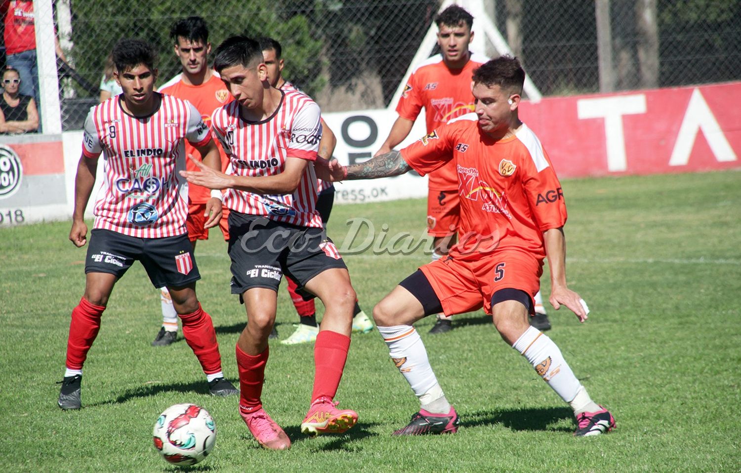 Cristian Torres ensaya un pase. Ante la marca de Juan Muguiro y, mientras sus compañeros ven la acción.