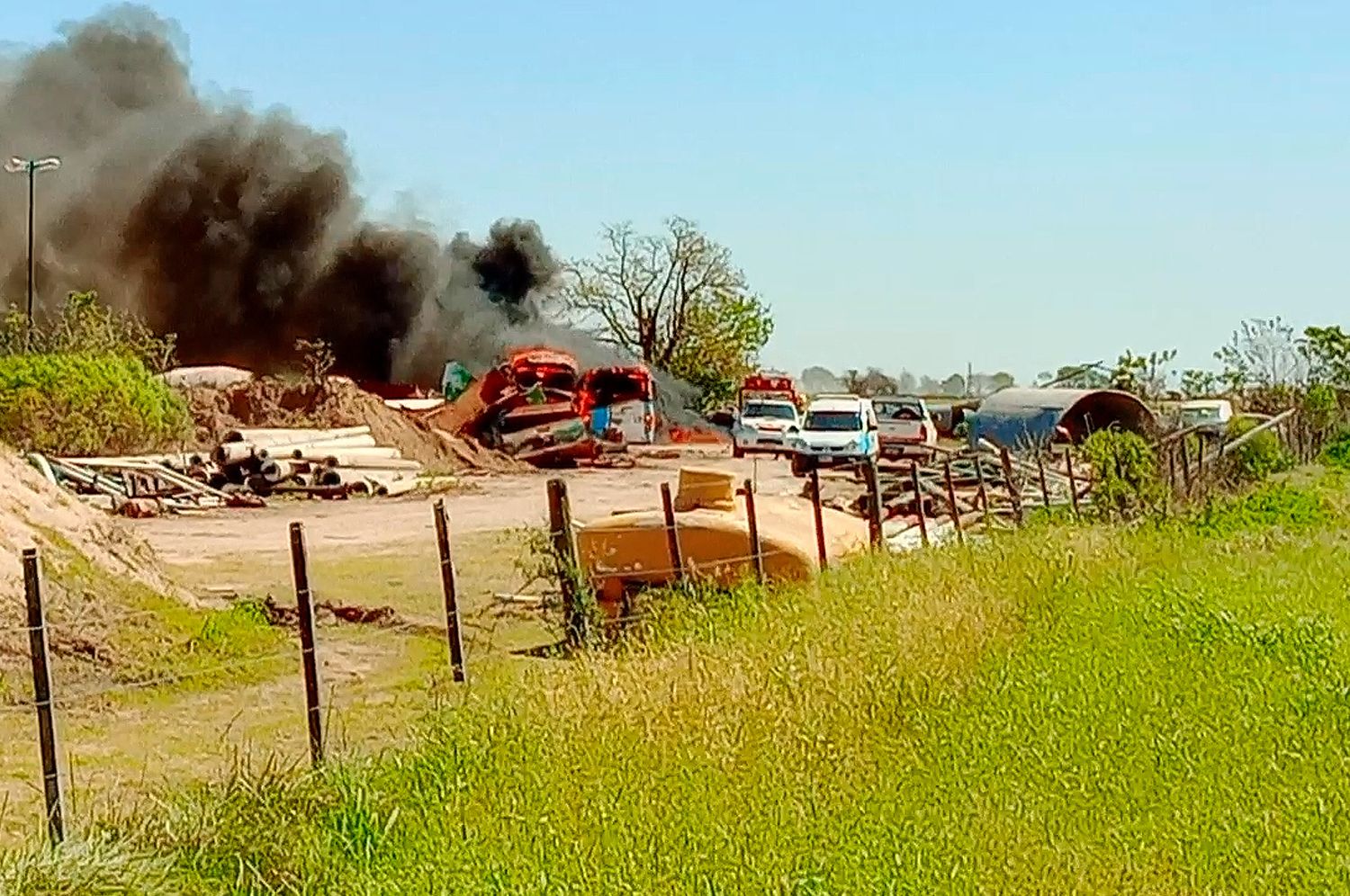 A lo lejos, una camioneta de Bomberos Voluntarios y otra de Protección Vial y Comunitaria | Crédito: Radio Rafaela