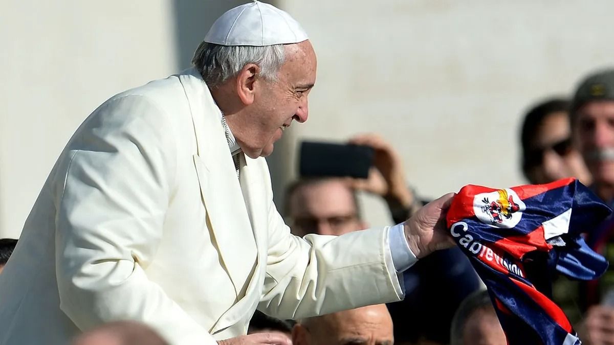 Francisco, el "Papa futbolero" que llevó a San Lorenzo en el corazón