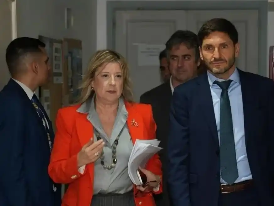 Ministra Alejandra Monteoliva y gobernador Maximiliano Pullaro. Foto: Gentileza.