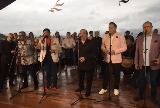 Daniel Sarcos y un grupo de gaiteros se reunieron en Los Covers Music. Foto CL