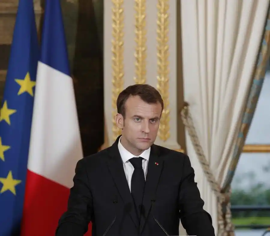 Macron subirá el salario mínimo y bajará impuestos para frenar las protestas