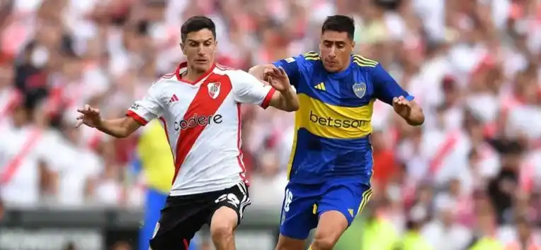 River y Boca chocan en el Superclásico
