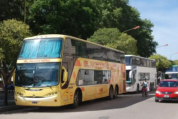 Operadores turísticos denuncian falta de reglas y maltrato a los micros de excursiones