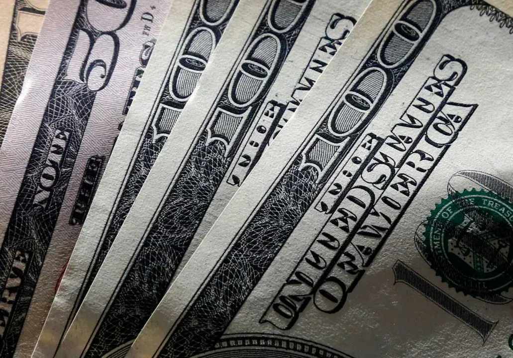 Fuerte baja del dólar: los motivos