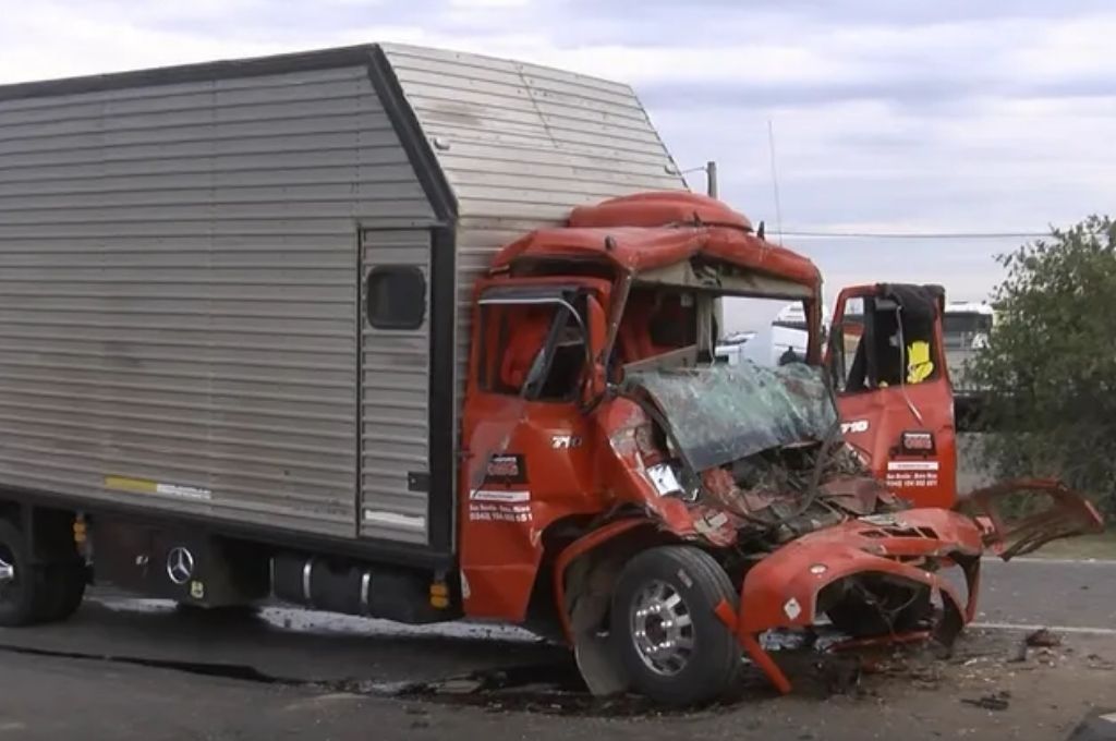 Tremendo choque entre dos camiones en el Acceso Norte de Paraná