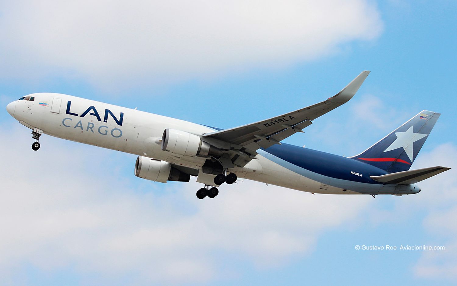 El Boeing 767-300F despegó de Miami con escala en Bruselas rumbo a Abu Dhabi, donde LATAM repinta parte de su flota de largo alcance.