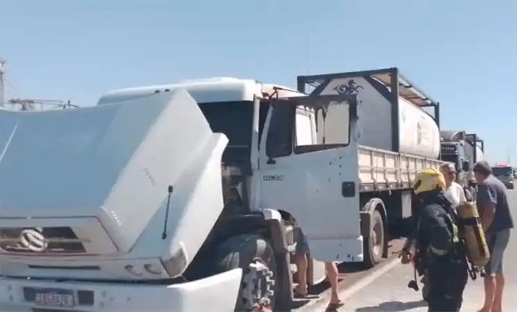 Un camión se incendió cuando circulaba por la Autovía Artigas