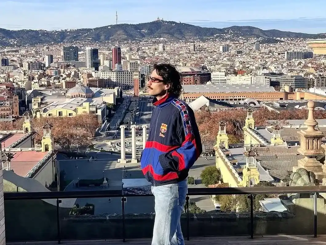 El baterista tandilense que brilló en Fisión y ahora conquista los escenarios de Barcelona