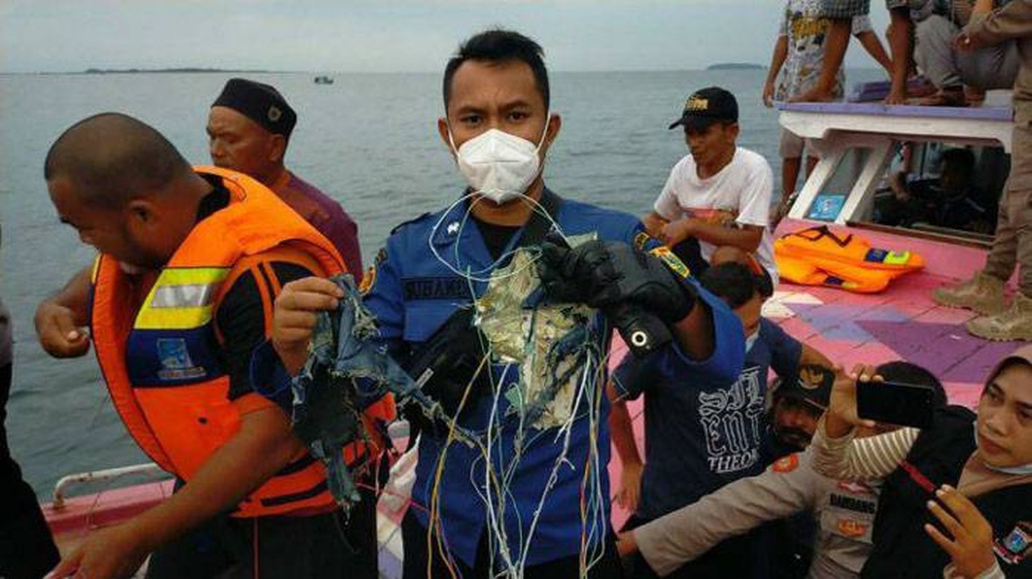 Recuperan la caja negra y partes del fuselaje del Boeing que se estrelló en Indonesia