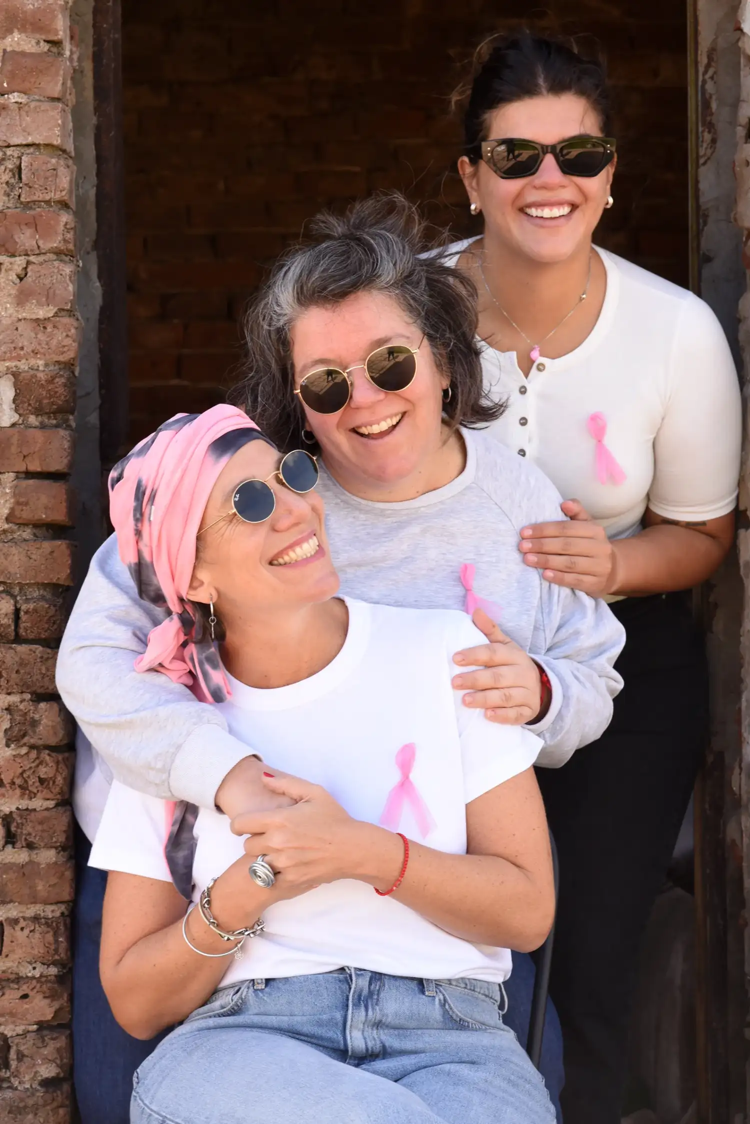 Daniela, Eugenia y Juana Ojeda - fundadoras de Sirenas con Turbante | Piden a WhatsApp que incorpore el emoji del lazo rosa: la campaña ya supera las 28.000 firmas