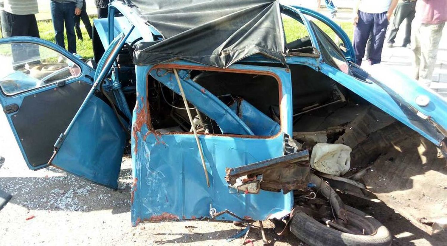 Un camión se quedó sin frenos y aplastó a un Citroën: hay dos internados