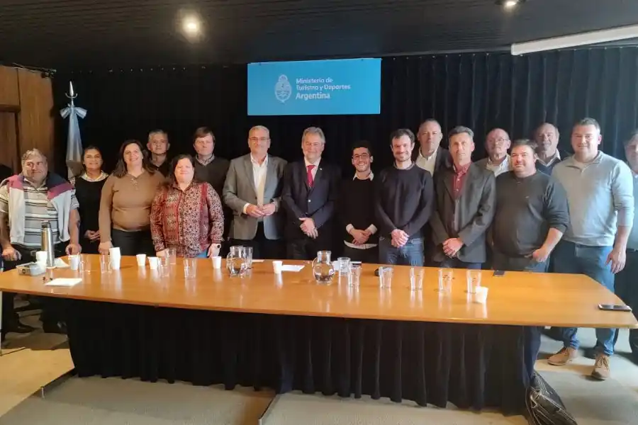 Mirabella, Calvo junto a presidentes comunales se reunieron con representantes del Ministerio de Turismo y Deportes