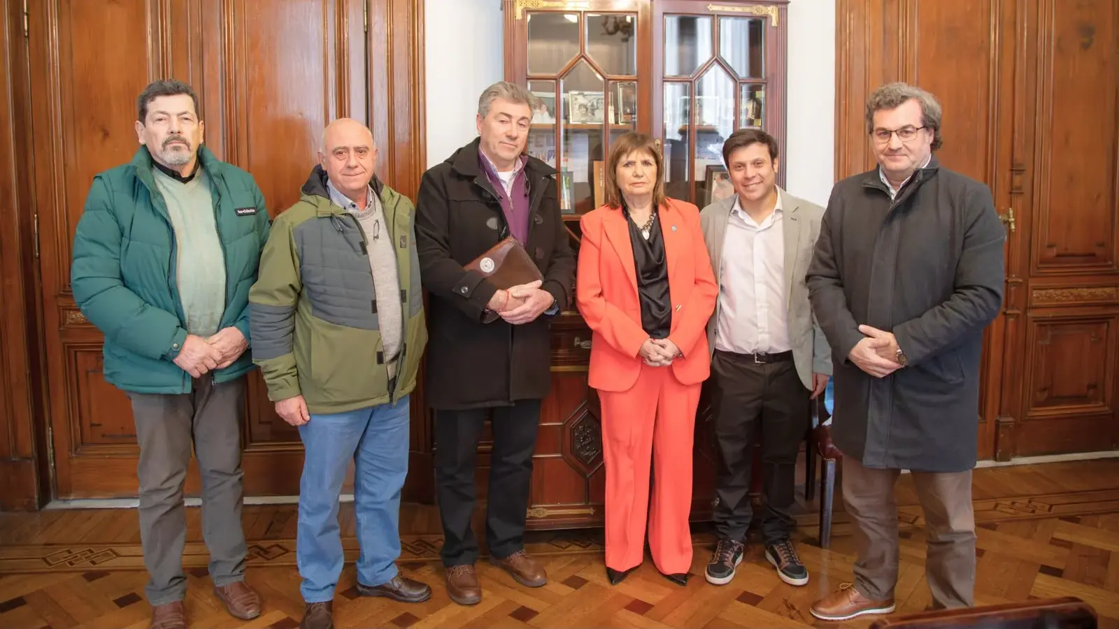 Dirigentes y concejales de La Libertad Avanza junto a la senadora nacional Patricia Bullrich