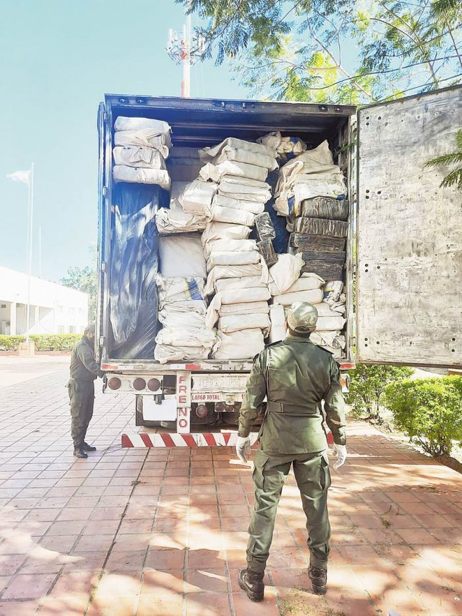 Detectan más de 1.800 kilos de marihuana que eran trasladados en un camión