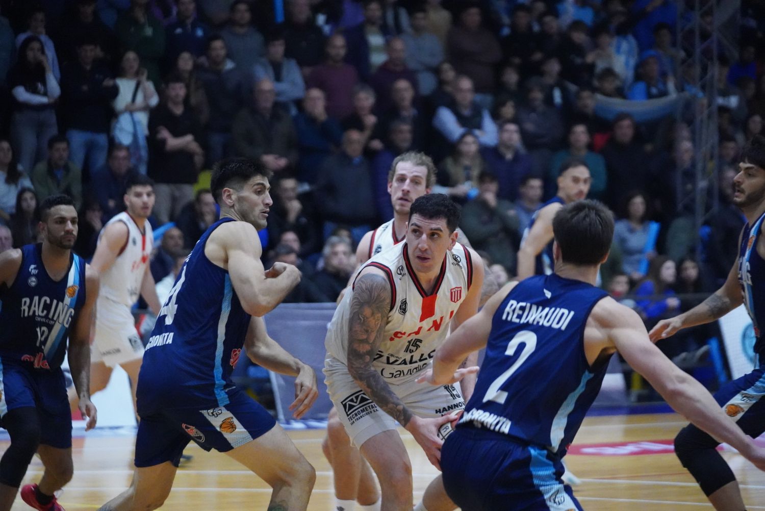 Sanz debió luchar y mucho en la madera pintada