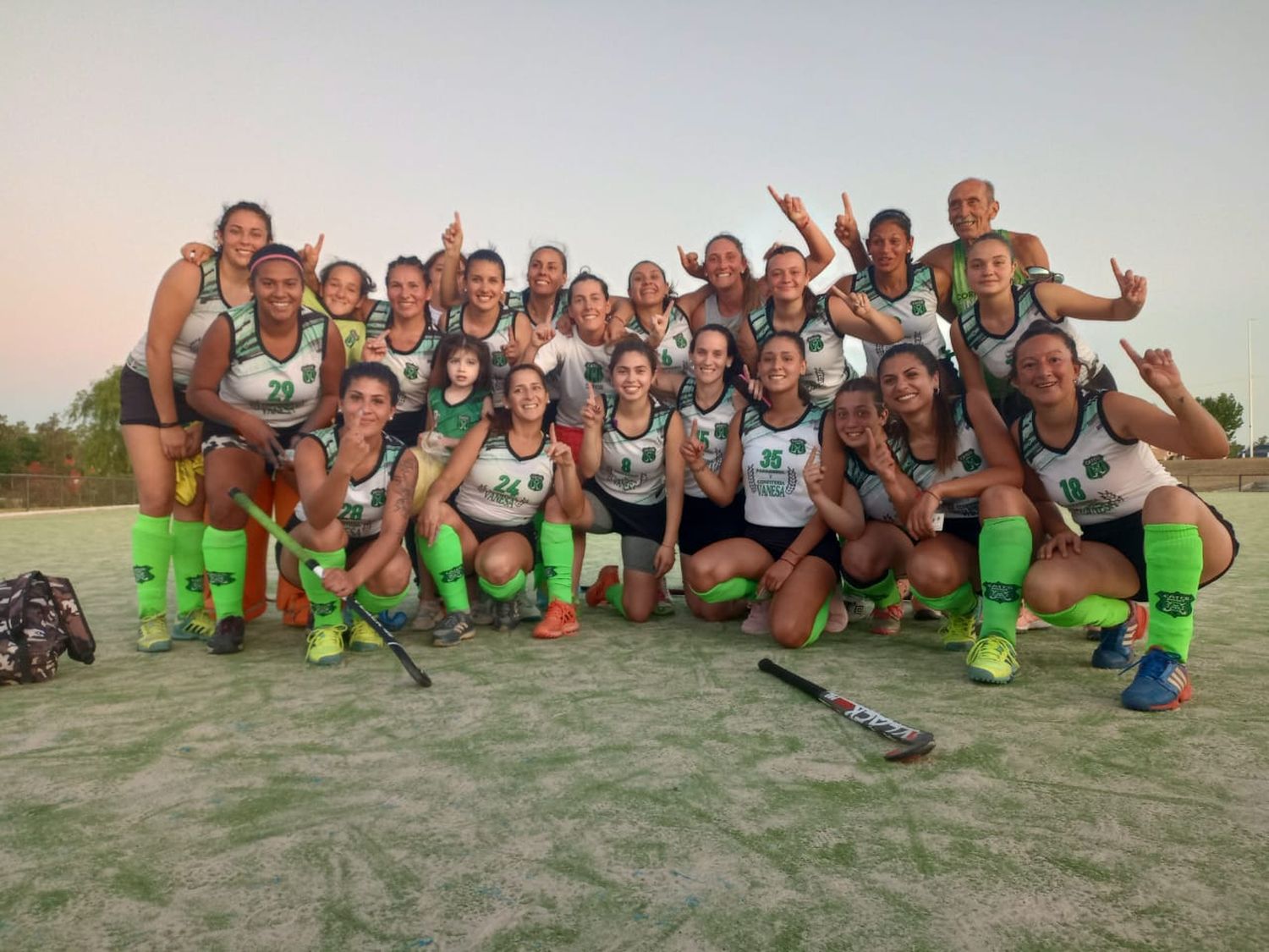 Alegría desbordante en el plantel de C.A.T.C.G que se quedó con el título de 1a. división femenina y la copa de oro.