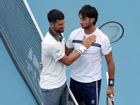 Tirante saluda a Djokovic con la victoria consumada.