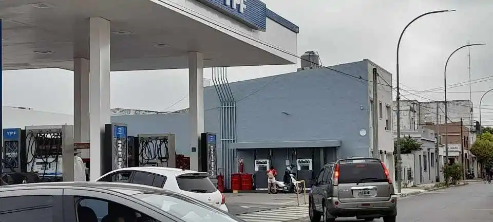 YPF analiza bajar los precios de los combustibles si continúa la caída del petróleo