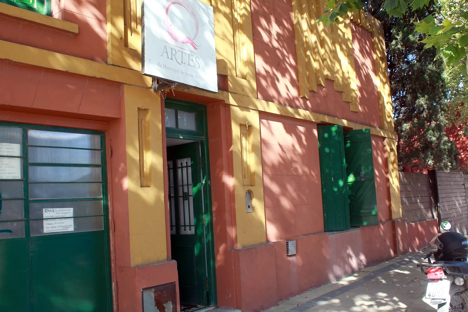 En 519 Nº 2670. Se encuentra ubicada la Escuela Municipal de Artes de Quequén