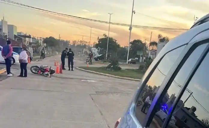 Un motociclista terminó en terapia intensiva tras chocar con un auto