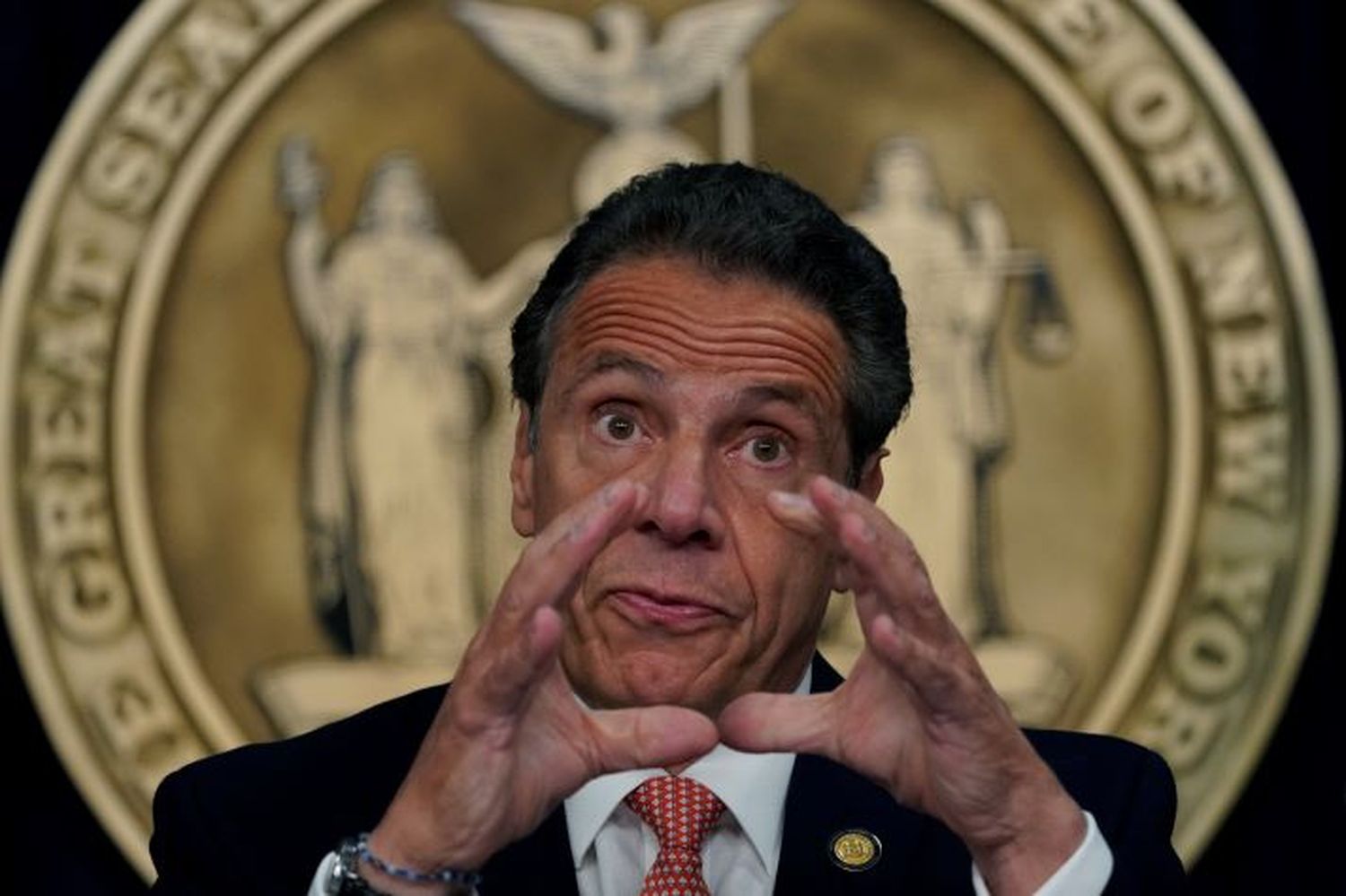 ESCÁNDALO en Nueva York tiene al gobernador pendiendo de un hilo