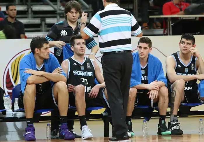Charla de Casalanguida en el partido de hoy. (Foto. FIBA)
