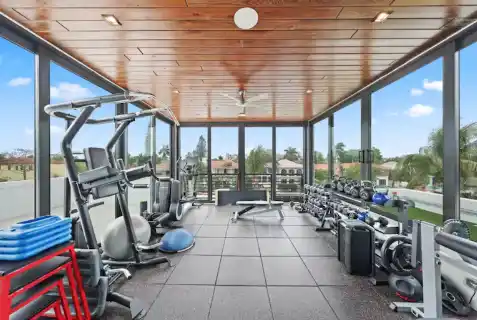 Este es el espacio para entrenar que tiene la casa a la venta