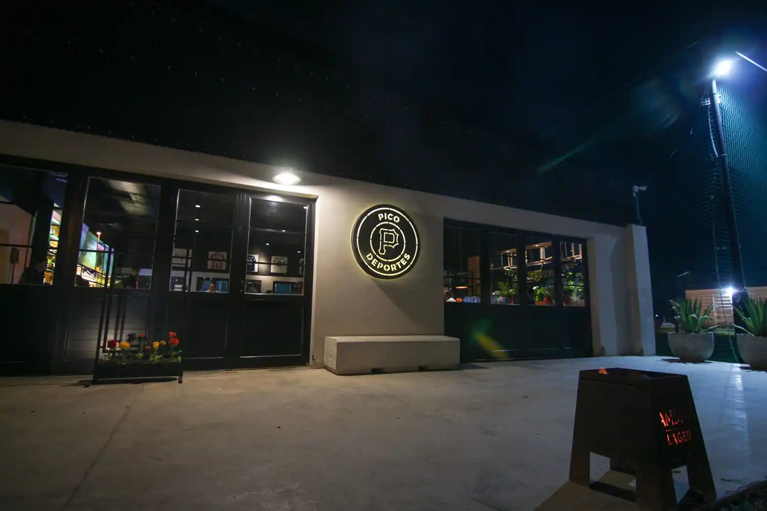 "Pico Parrilla" esta ubicada en el predio deportivo homónimo de Colectora Pugliese 2256.