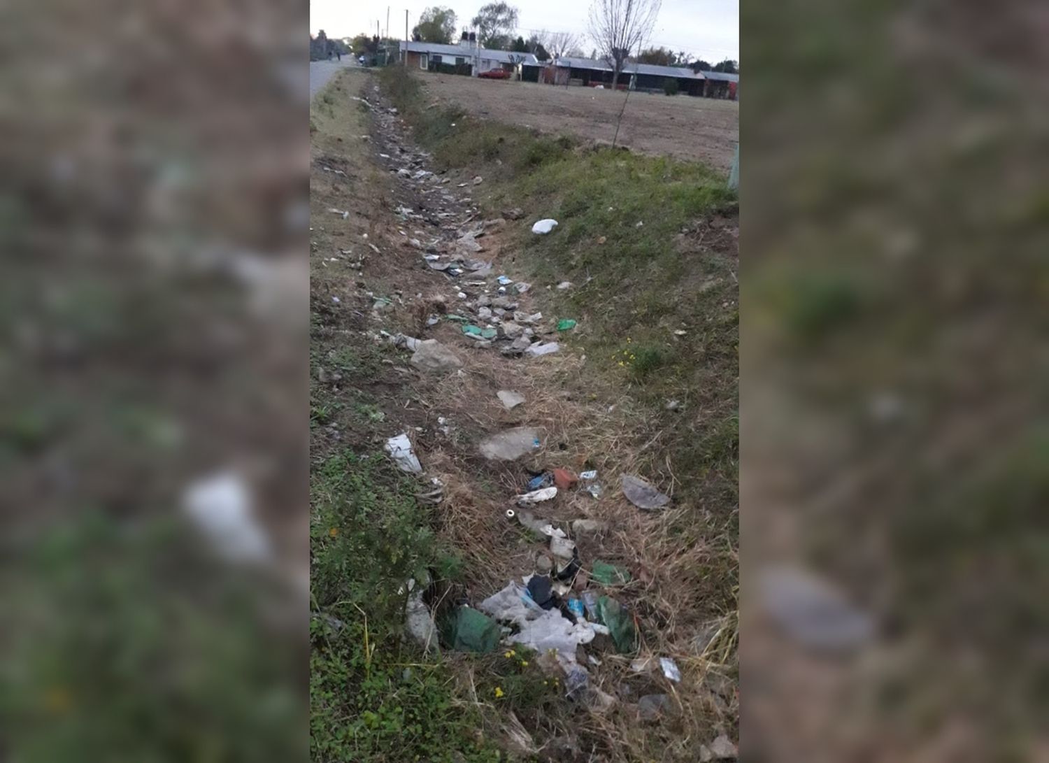 Queja por una “zanja sucia”