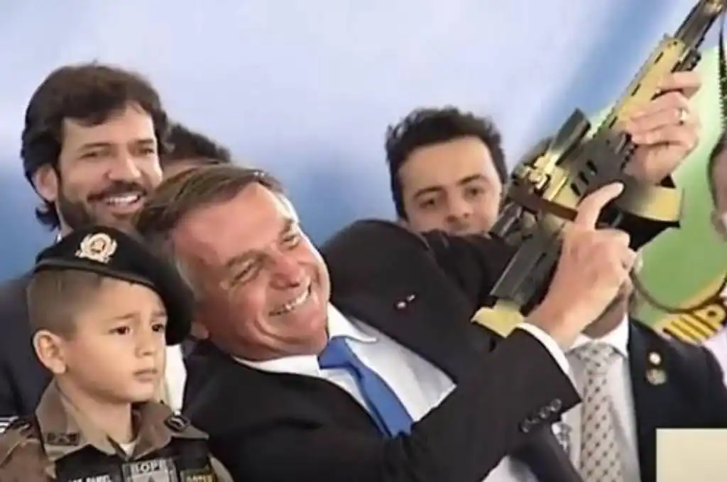 Bolsonaro pone a un niño con un fusil de juguete como “ejemplo de civilidad”