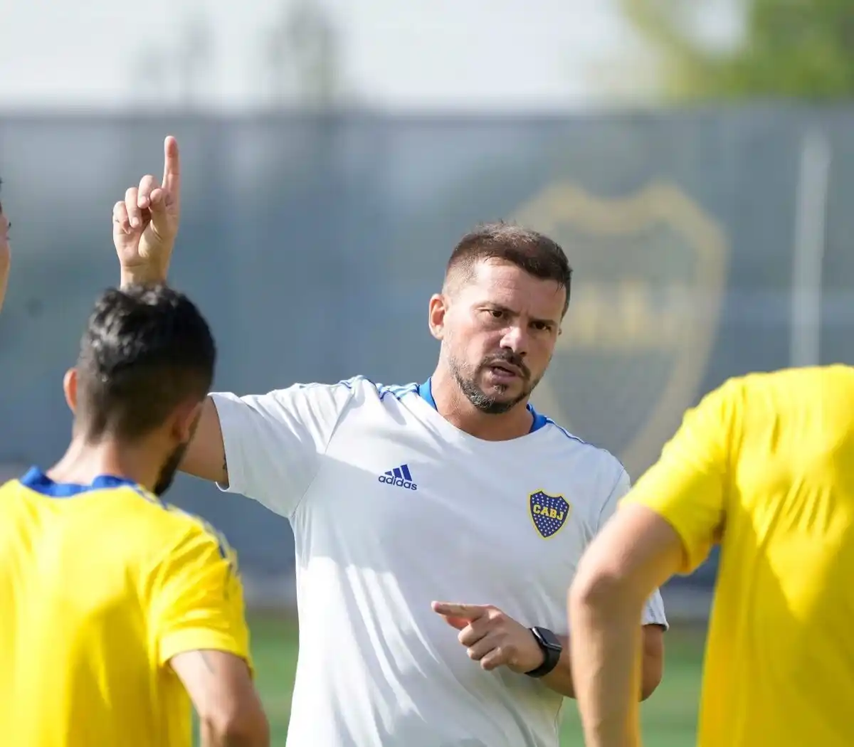 Mariano Herrón reemplazará al renunciante Almirón en el banco de Boca.