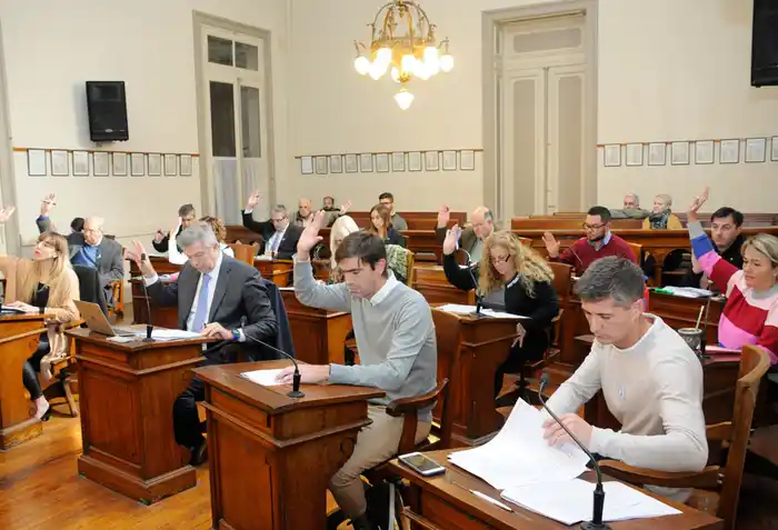 Economía trató el proyecto de la  oposición para bajar las tasas y proteger el empleo