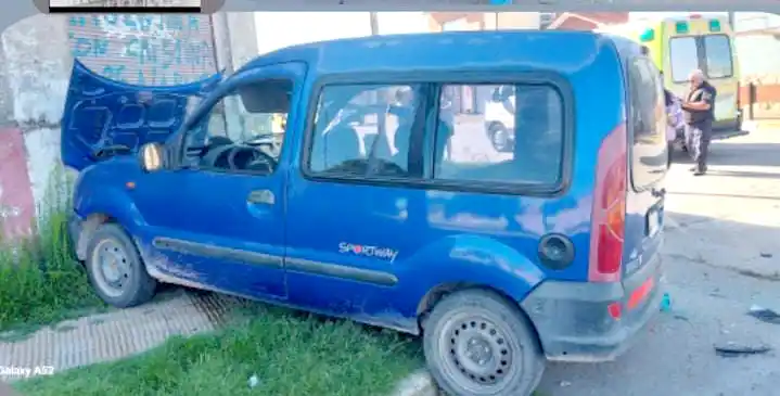 Vehículo. Utilitario en el que viajaba la vecina que resultó lesionada ayer a la tarde