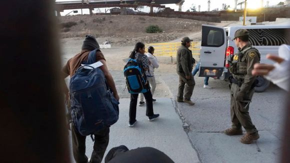 CASI 800 personas han sido deportadas de EE. UU.: el «zar» de la frontera asegura que están «salvando vidas»