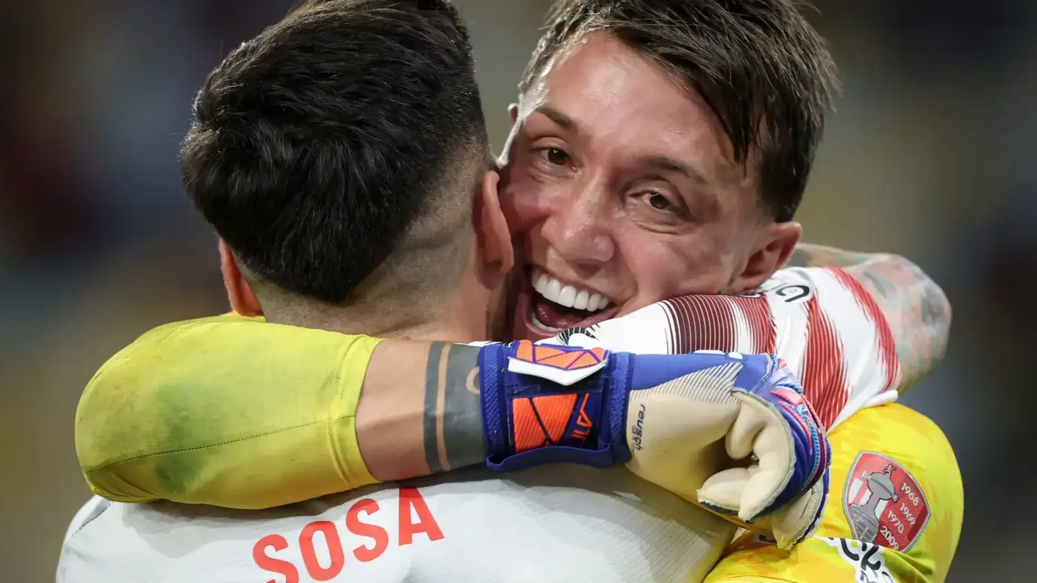 Sosa y Muslera festejando en Brasil.