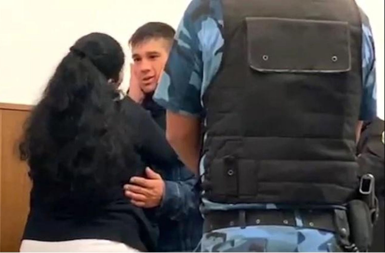 En pleno juicio, una mujer abrazó y perdonó al asesino de su hijo