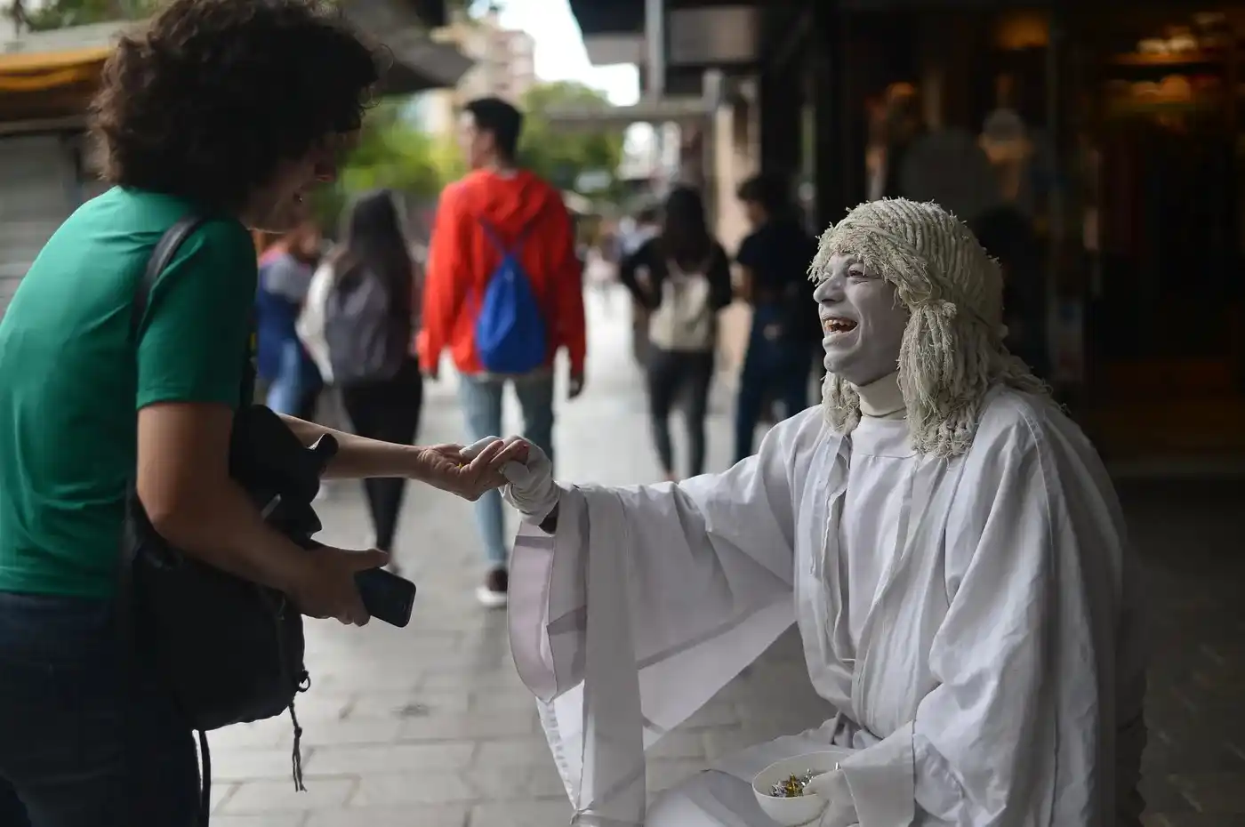 El artista trabaja en las calles del centro platense. FOTO: 0221.
