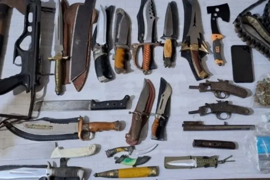 Mantenía encerrada a su pareja y la obligaba a tener relaciones sexuales: tenía armas, drogas y quedó detenido