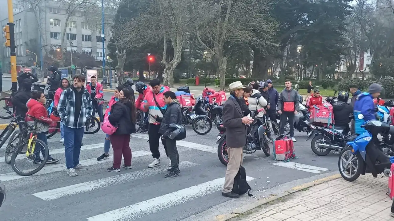 Desde la avenida Luro y Bartolomé Mitre, los repartidores señalaron que los agentes de Tránsito los tratan de "chorros o delincuentes", cuando "los chicos sólo están trabajando".