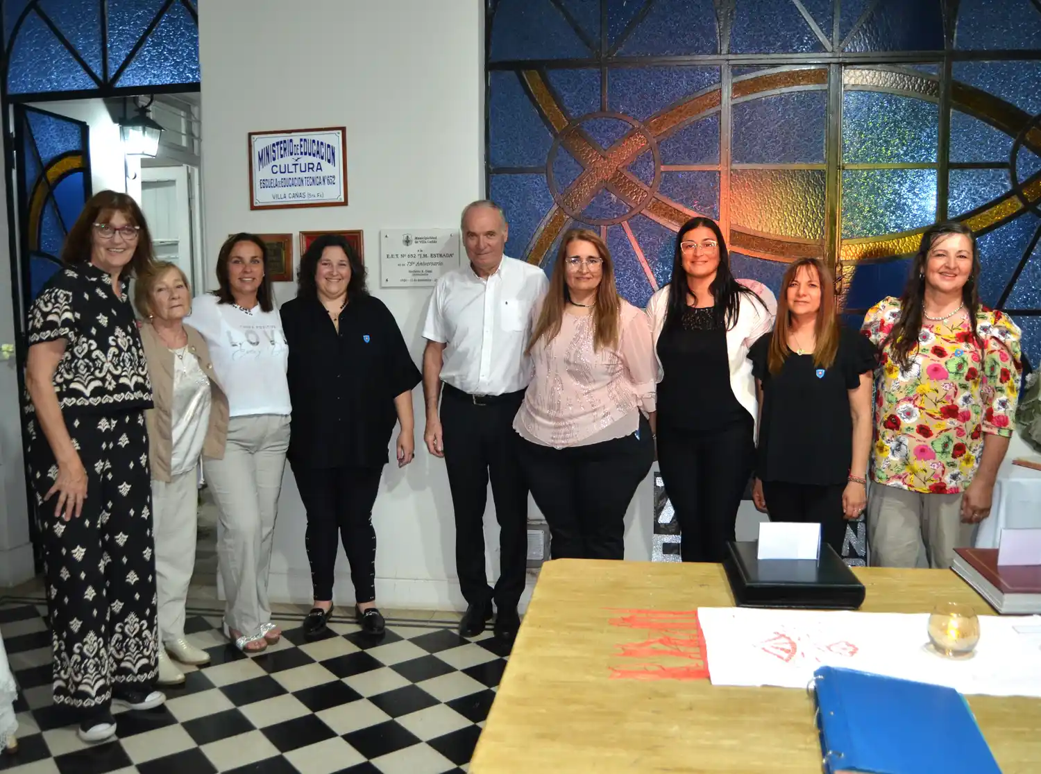 El intendente Gizzi junto a directivos y docentes de la escuela. Foto: Municipalidad de Villa Cañás.
