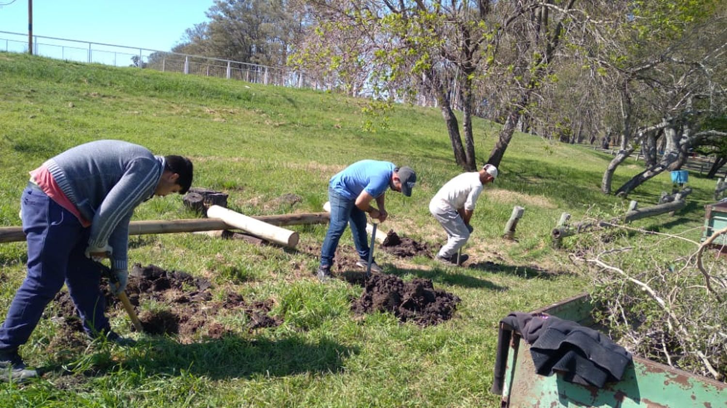 Personal municipal realiza trabajos de mantenimiento en el Parque Unzué