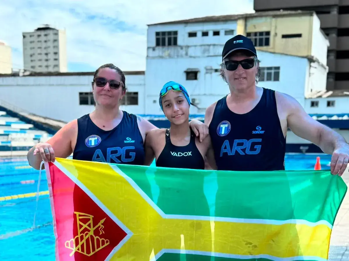 Con la bandera de Tres Arroyos. Lula, Mía y Marcelo