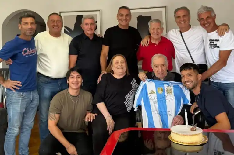 Los recordados campeones del 86 no olvidan jamás a su entrenador, Carlos Bilardo.