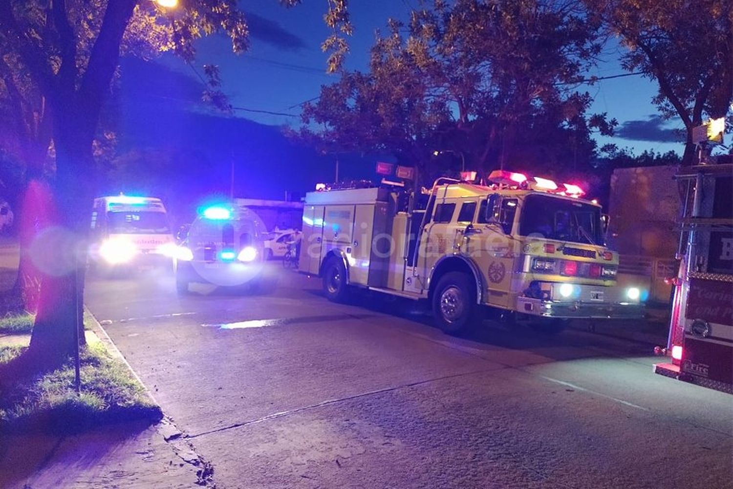 Gran intervención de los bomberos en un grave incendio en barrio Villa Rosas: un hombre resultó herido